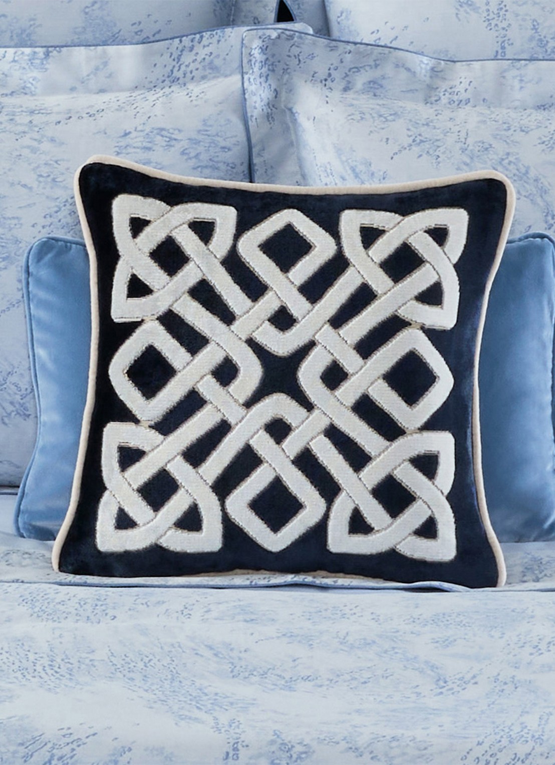 Yves Delorme Entrelac sierkussenhoes 45 x 45 cm - achterkant 4 donkerblauw