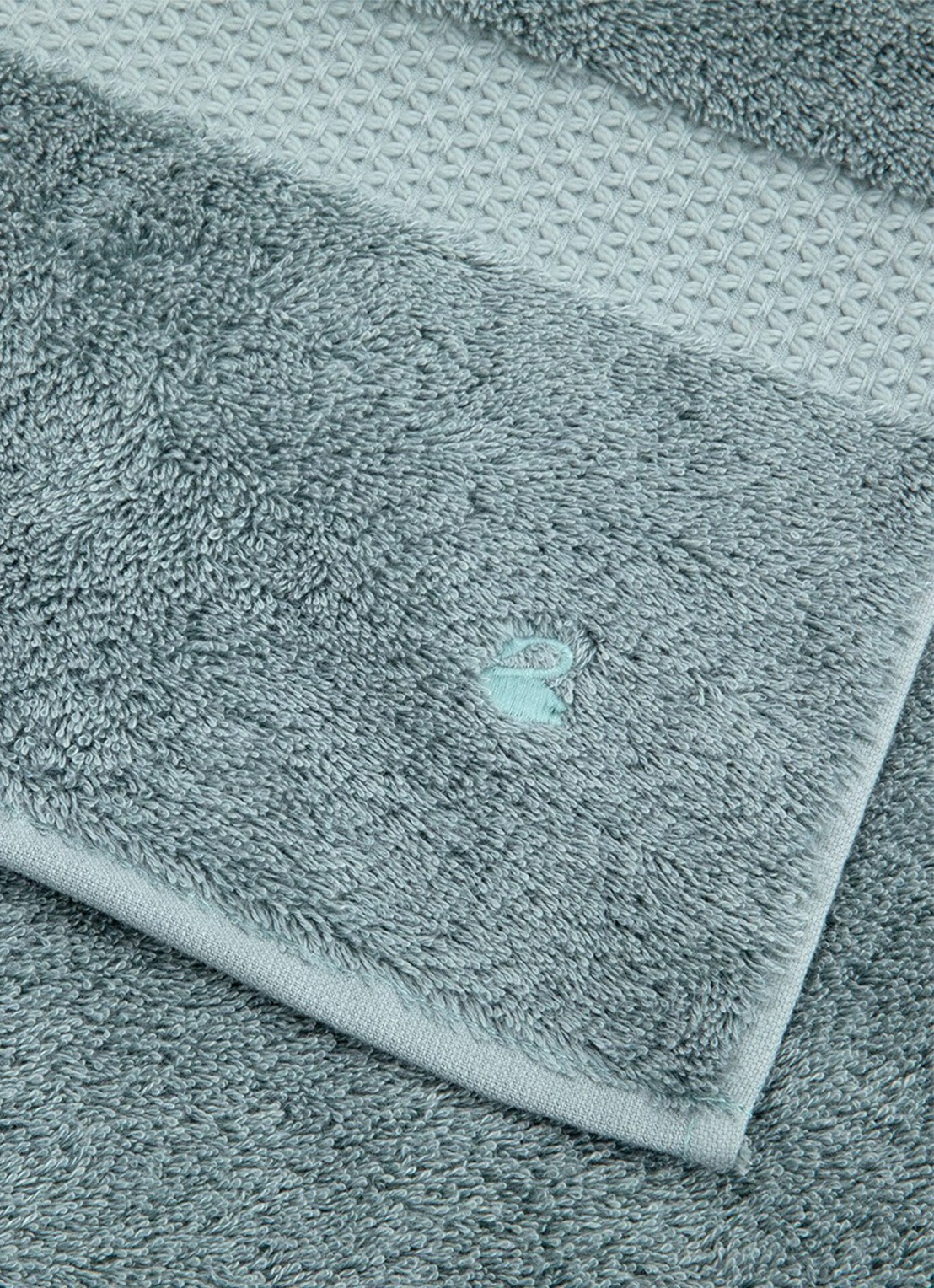 Yves Delorme Etoile badhanddoek - 700g/m2 - 70 x 140 cm - detail turquoise