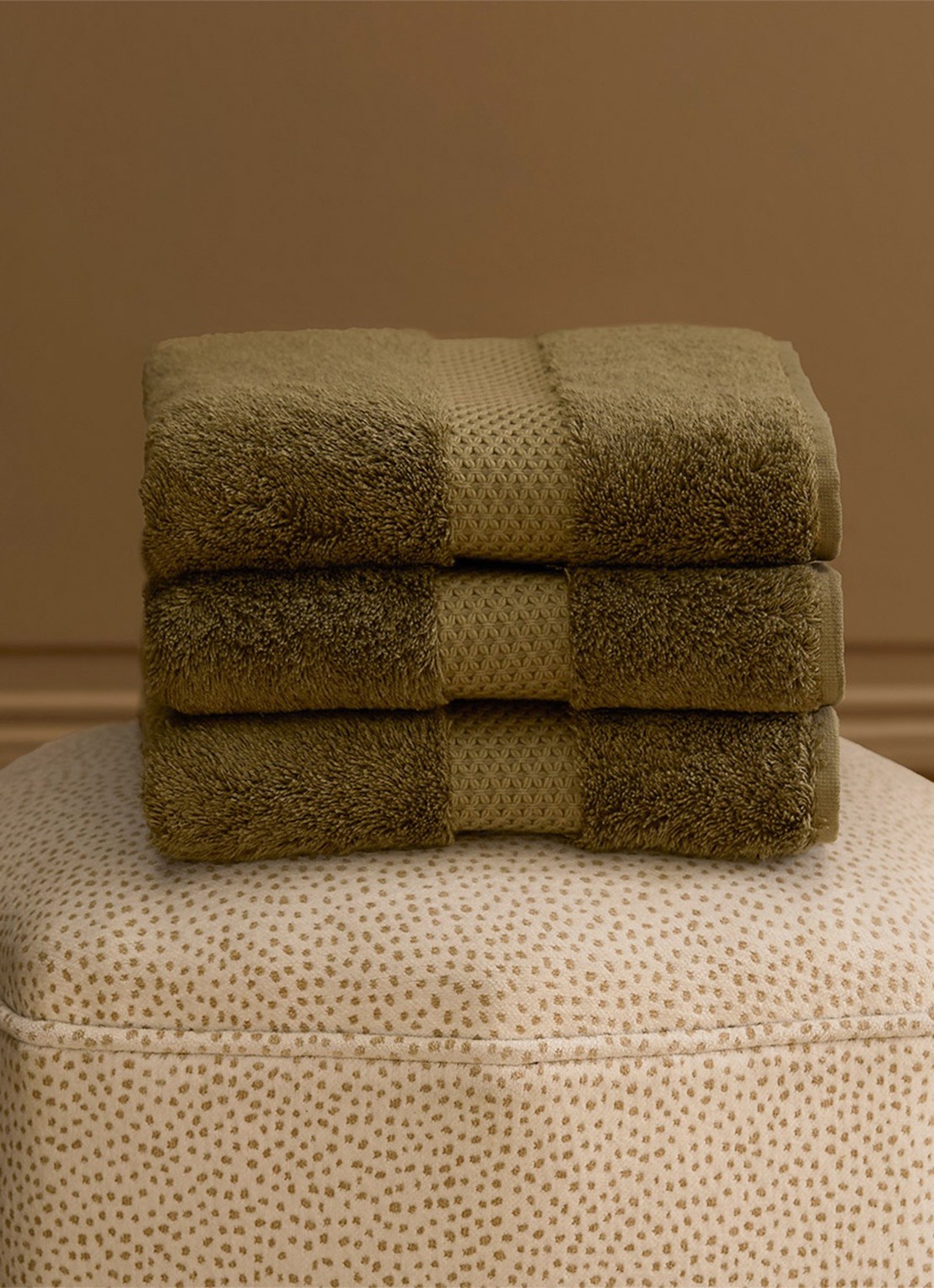 Yves Delorme Etoile gastendoek - 700 gr/m2 - 45 x 70 cm - voorkant 3 khaki