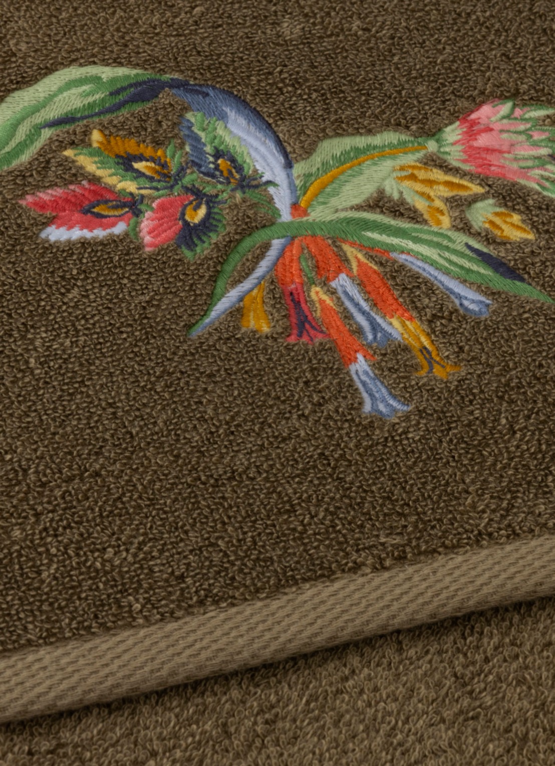 Yves Delorme Eze badhanddoek 70 x 140 cm - voorkant 2 mosgroen