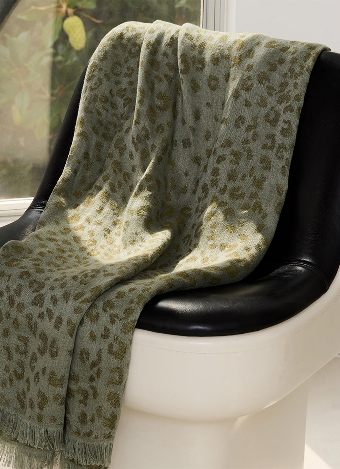 Yves Delorme Fauve plaid van linnen 140 x 160 cm - achterkant khaki