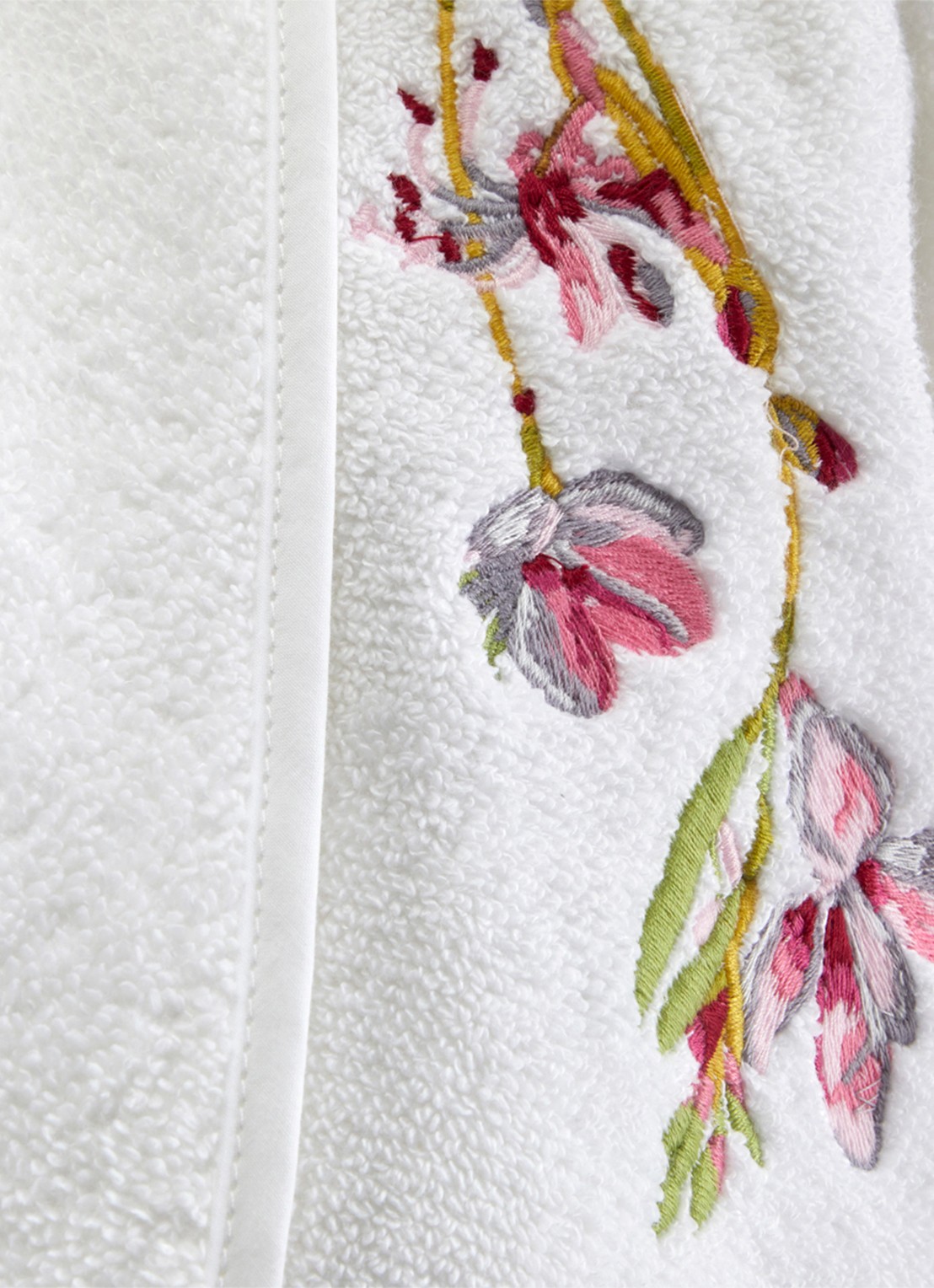 Yves Delorme Gaura badjas met borduring - detail 5 wit