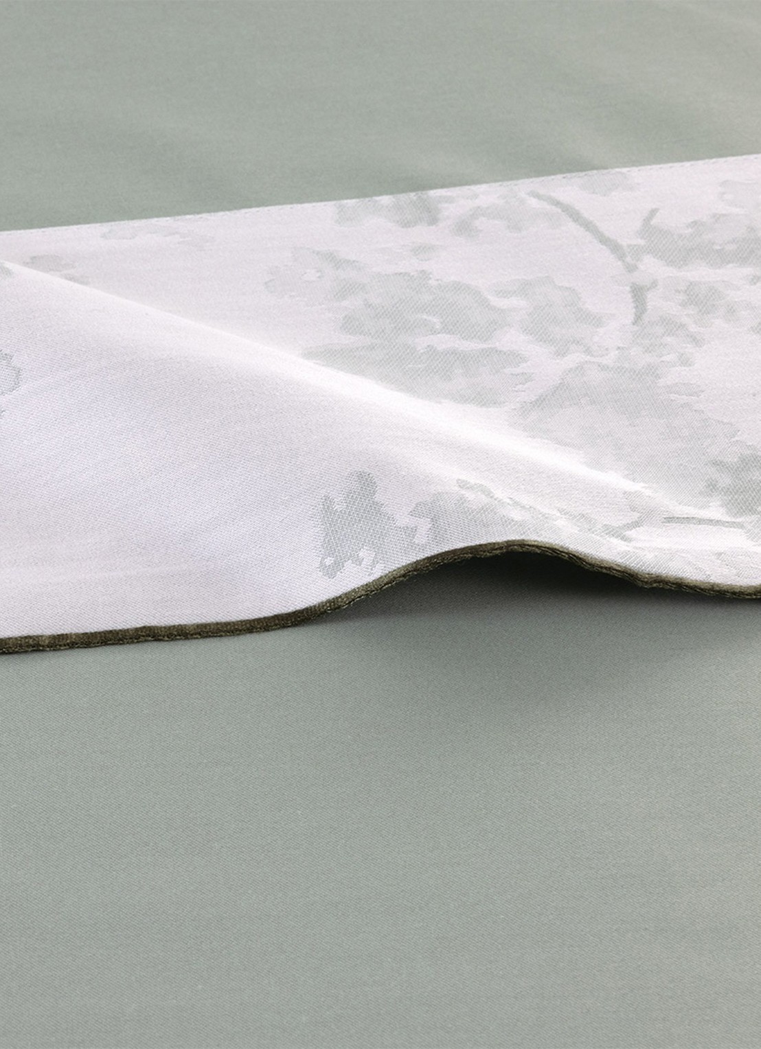 Yves Delorme Muses laken 120TC - detail 2 lindegroen