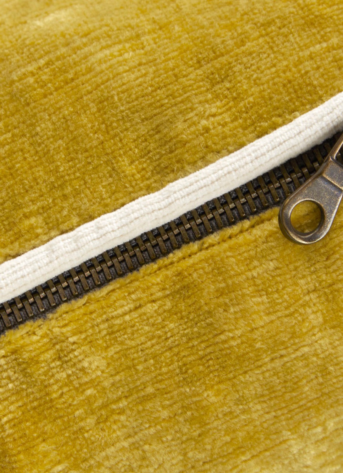 Yves Delorme Orpheo sierkussenhoes - voorkant 3 okergeel