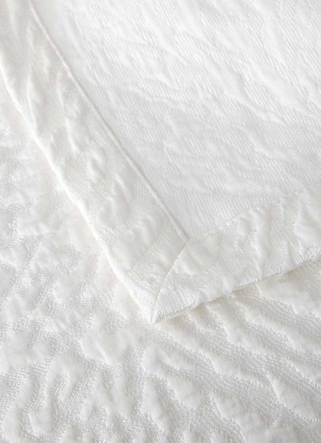 Yves Delorme Souvenir bedsprei in katoenblend - detail 4 wit