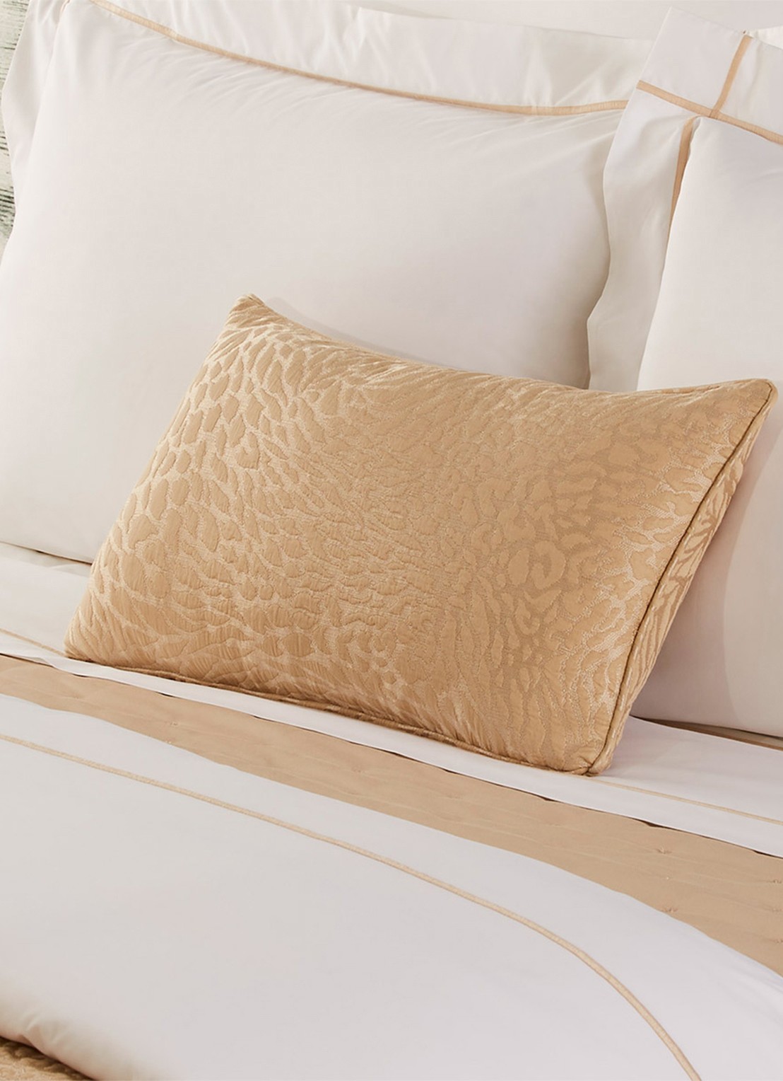 Yves Delorme Souvenir kussenhoes in zijdeblend 33 x 57 cm - detail 5 beige