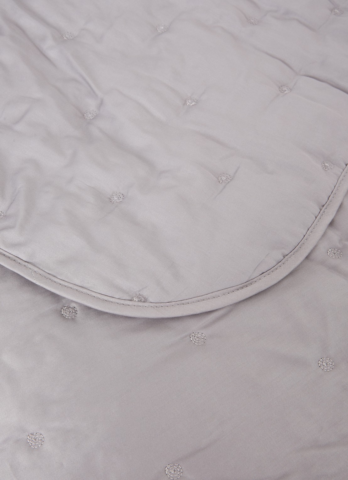 Yves Delorme Triomphe bedsprei van katoensatijn - detail zilver