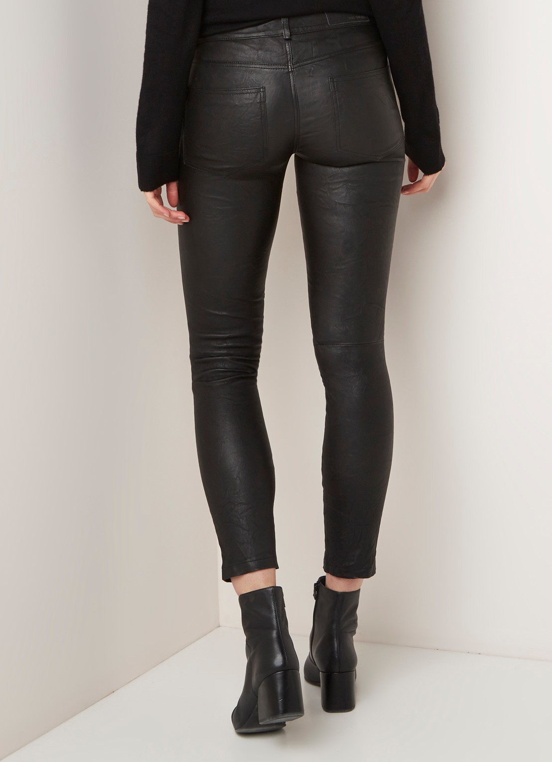Zadig&Voltaire Phlame cropped skinny fit broek van lamsleer met gekreukte finish - achterkant zwart