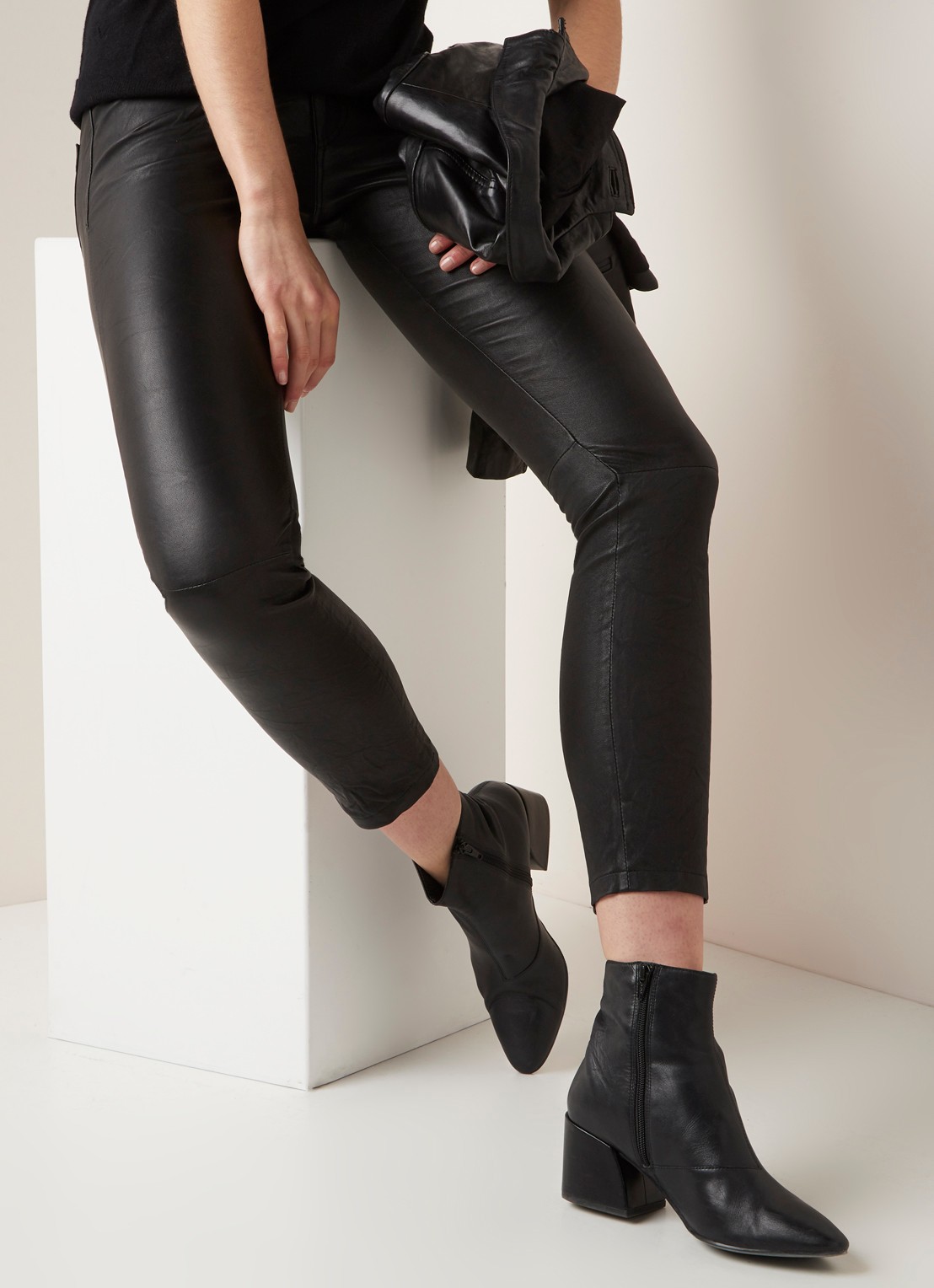 Zadig&Voltaire Phlame cropped skinny fit broek van lamsleer met gekreukte finish - detail 4 zwart