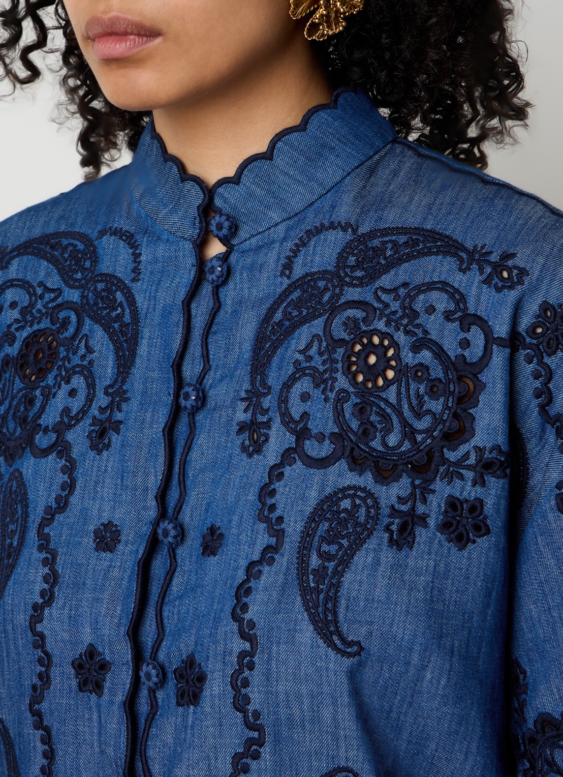 Zimmermann Aster blouse van denim met borduring - detail 3 blauw