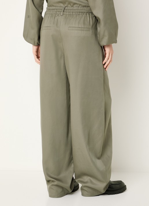 10DAYS Mid waist balloon fit chino met paspelzakken - achterkant 4 olijfgroen