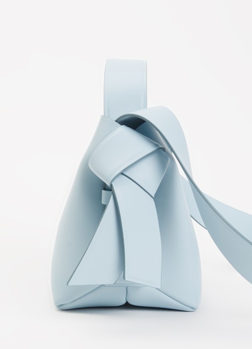 Acne Studios Crossbodytas van kalfsleer met afneembare schouderriem - detail 4 lichtblauw