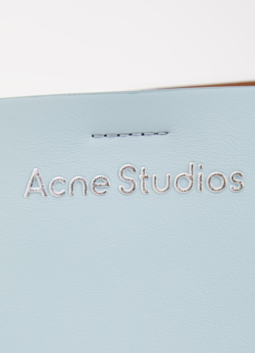 Acne Studios Crossbodytas van kalfsleer met afneembare schouderriem - detail 5 lichtblauw
