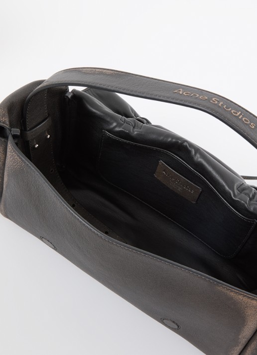 Acne Studios Schoudertas van kalfsleer met verwassen afwerking - detail 4 donkerbruin