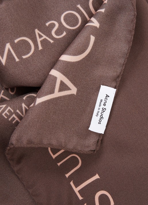 Acne Studios Sjaal van zijde met logoprint 64 x 64 cm  - detail donkerbruin
