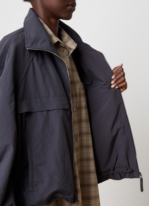 Acne Studios Windjack met opstaande kraag - detail 3 donkergrijs