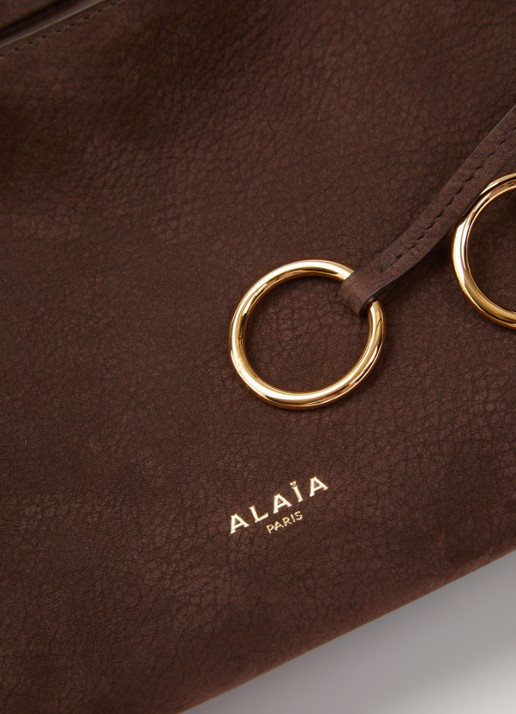 Alaïa East West Small crossbodytas van kalfssuède - detail 4 bruin