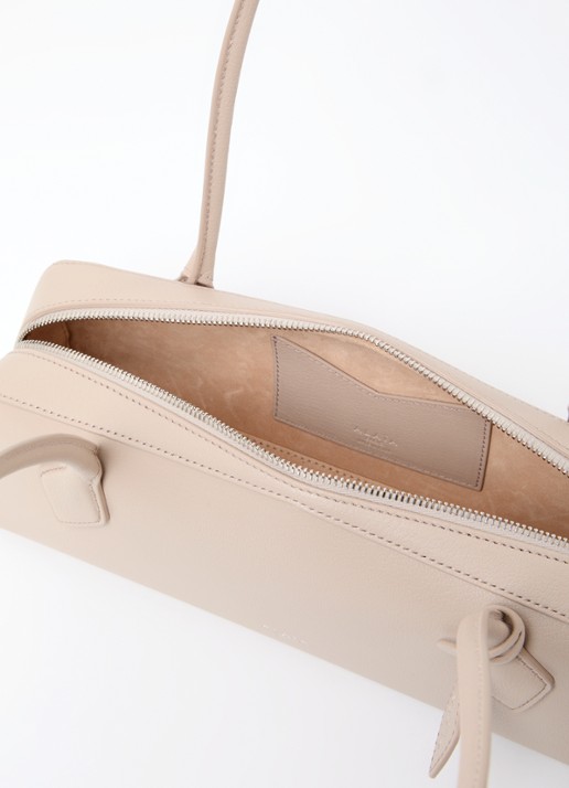 Alaïa Le Demi-Coeur S schoudertas van geitenleer - detail beige