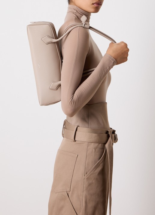 Alaïa Le Demi-Coeur S schoudertas van geitenleer - voorkant 5 beige