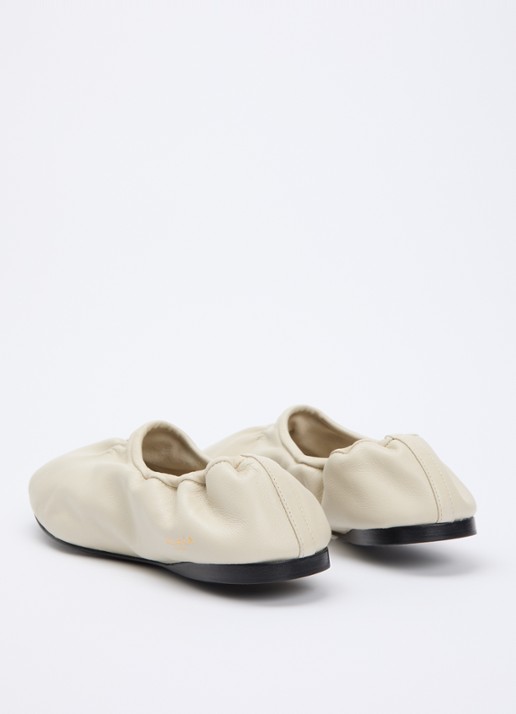 Alaïa Lune ballerina van leer - achterkant 5 creme