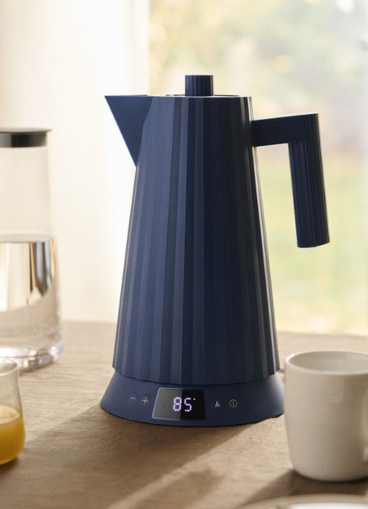 Alessi Plissé Waterkoker 1,7 liter MDL21 DAZ - detail 6 royalblauw