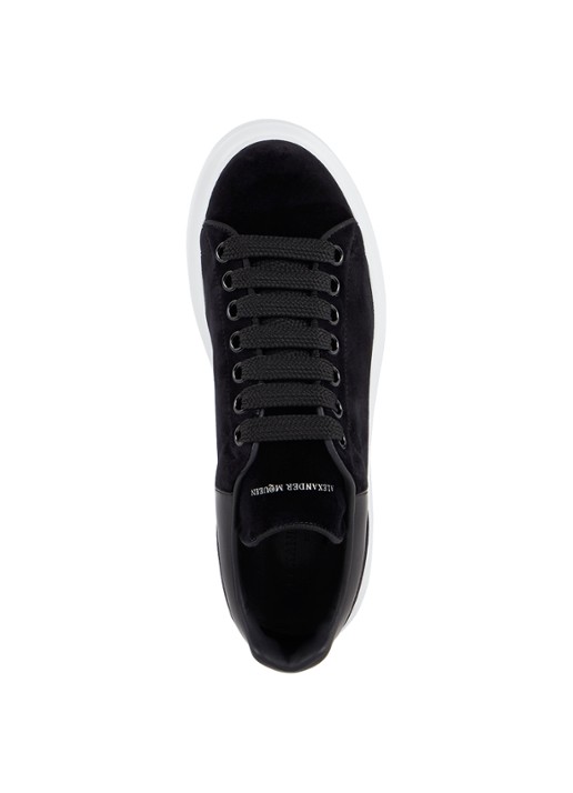 Alexander McQueen Oversized sneaker van fluweel - detail 3 zwart