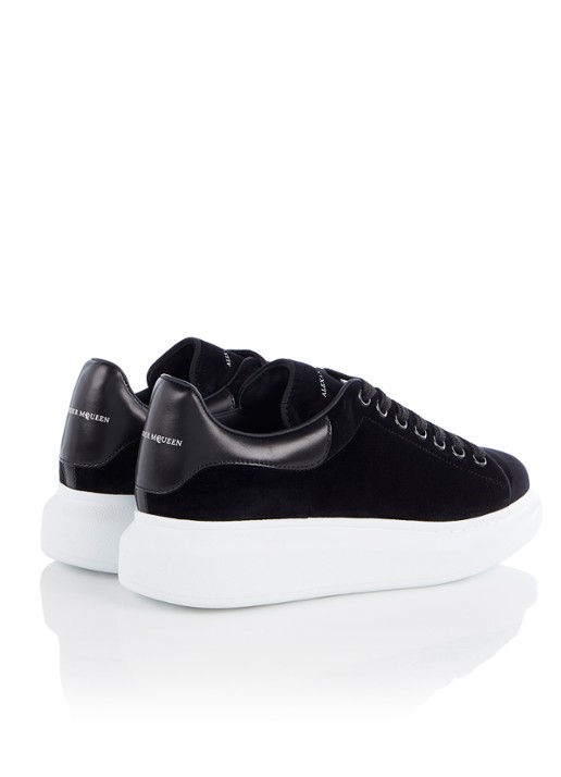 Alexander McQueen Oversized sneaker van fluweel - detail 4 zwart