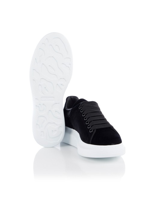 Alexander McQueen Oversized sneaker van fluweel - detail 5 zwart