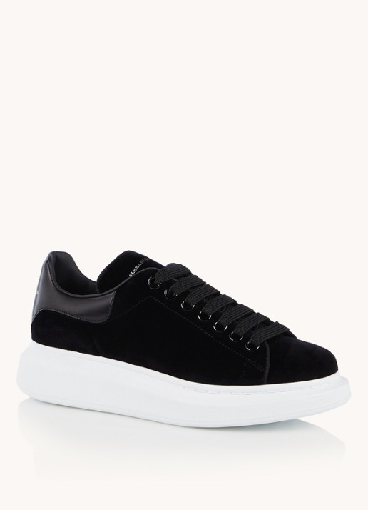 Alexander McQueen Oversized sneaker van fluweel - voorkant zwart