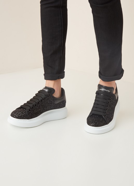 Alexander McQueen Oversized sneaker van kalfsleer met glitter  - voorkant 2 zwart