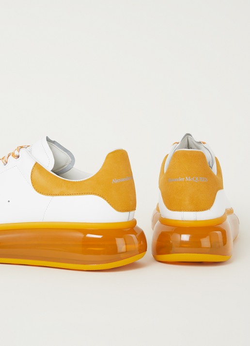 Alexander McQueen Oversized sneaker van kalfsleer met suède details - detail 3 wit