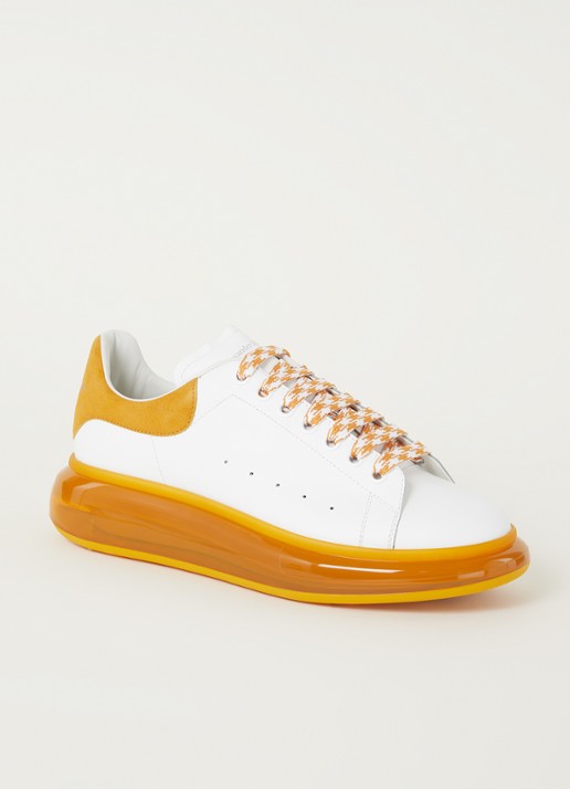 Alexander McQueen Oversized sneaker van kalfsleer met suède details - voorkant wit