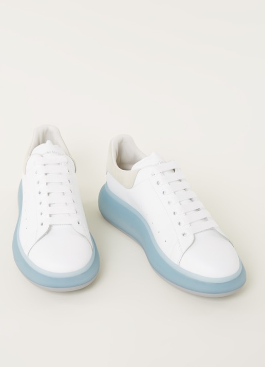 Alexander McQueen Oversized sneaker van kalfsleer met suède details - detail wit