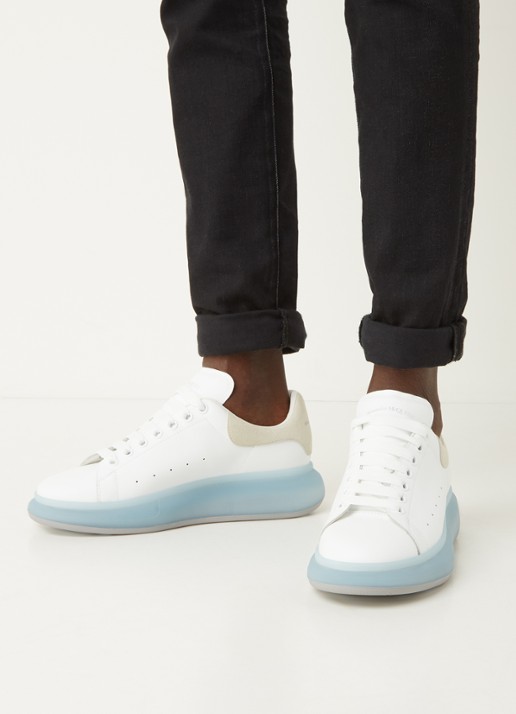 Alexander McQueen Oversized sneaker van kalfsleer met suède details - voorkant 7 wit