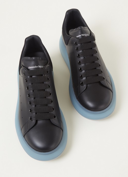 Alexander McQueen Oversized sneaker van kalfsleer met suède details - detail zwart