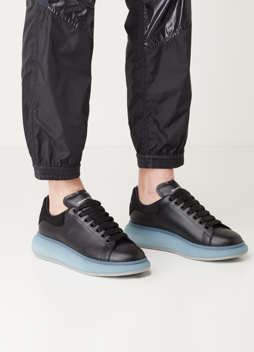 Alexander McQueen Oversized sneaker van kalfsleer met suède details - voorkant 7 zwart