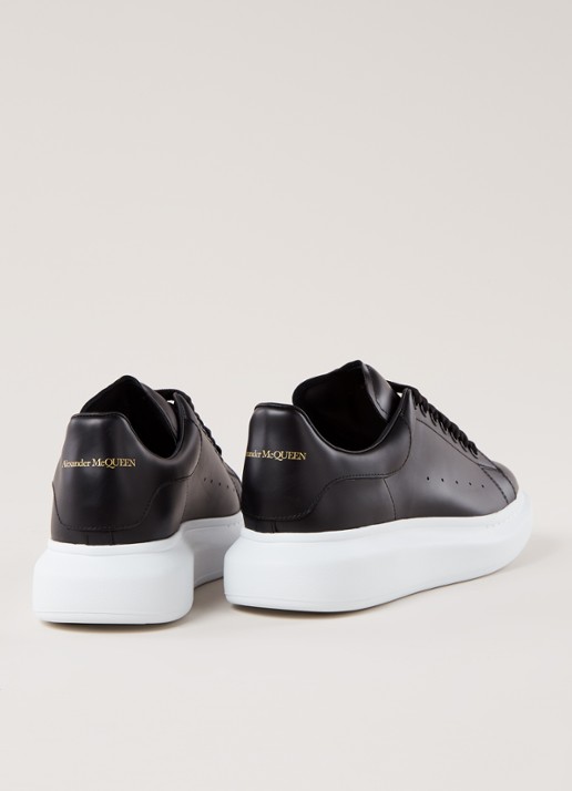 Alexander McQueen Oversized sneaker van kalfsleer - detail zwart