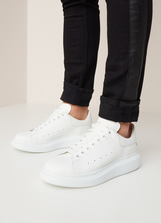 Alexander McQueen Oversized sneaker van kalfsleer - voorkant 2 wit