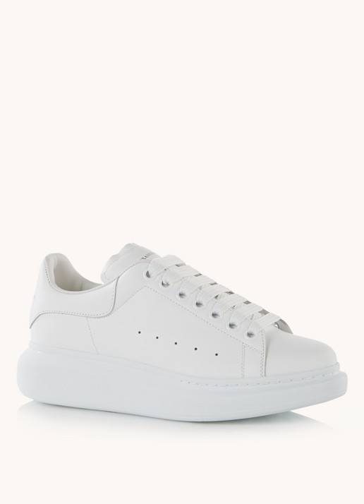 Alexander McQueen Oversized sneaker van kalfsleer - voorkant wit