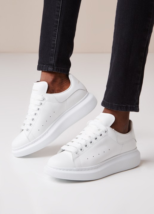 Alexander McQueen Oversized sneaker van kalfsleer - voorkant 2 wit