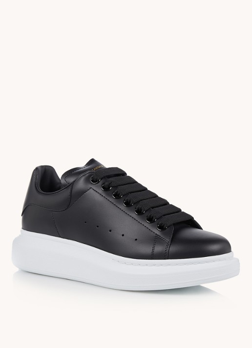 Alexander McQueen Oversized sneaker van kalfsleer - voorkant 4 zwart