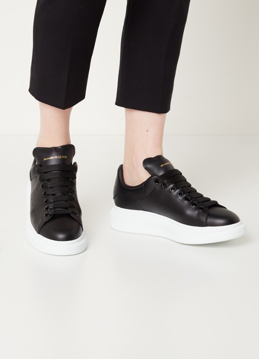 Alexander McQueen Oversized sneaker van kalfsleer - voorkant 5 zwart