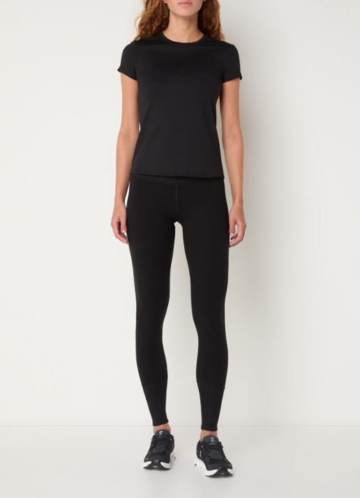 Alo Yoga Finesse trainings T-shirt met logo - voorkant 4 zwart