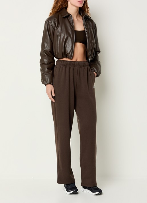 Alo Yoga Premier cropped bomberjack van imitatieleer met steekzakken - voorkant 2 donkerbruin