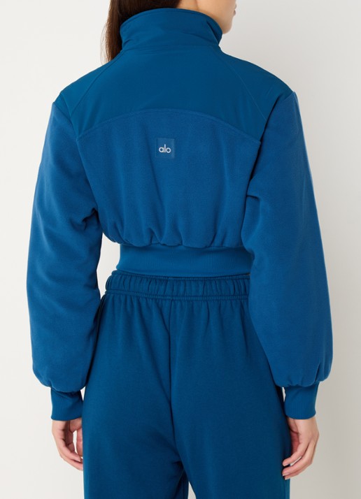 Alo Yoga Wintry gewatteerd cropped jack  van fleece met borstzak - achterkant donkerblauw