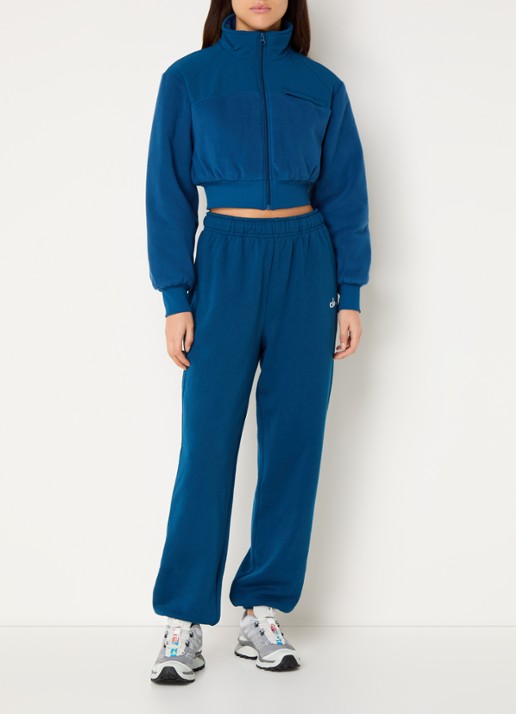 Alo Yoga Wintry gewatteerd cropped jack  van fleece met borstzak - voorkant 3 donkerblauw