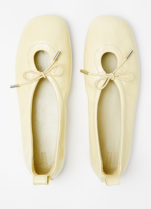 ALOHAS Rosalind ballerina van schapenleer - detail 2 lichtgeel