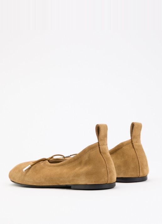 ALOHAS Rosalind ballerina van suède - achterkant camel