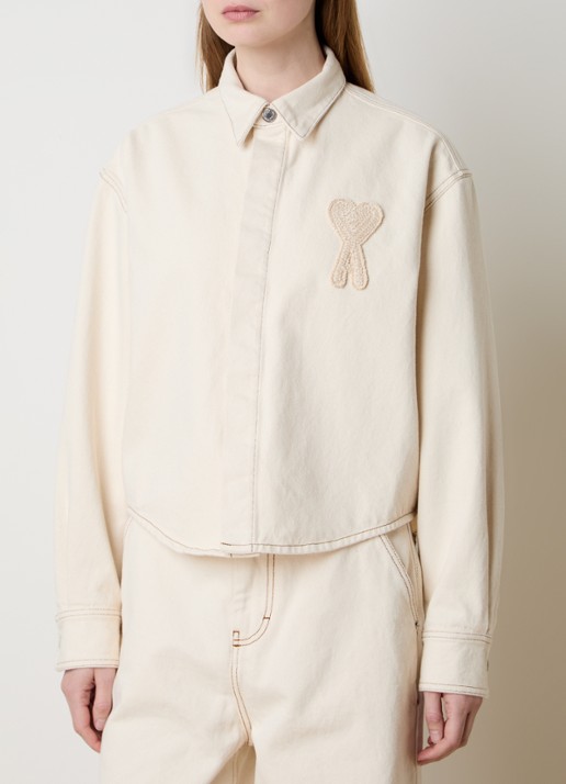 AMI Paris Cropped blouse van denim met logoborduring  - detail gebroken wit