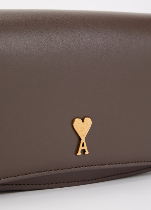 AMI Paris Crossbodytas van leer met verstelbare schouderriem - detail 5 hazelnootbruin